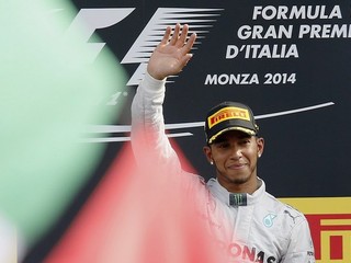 Lewis Hamilton na stupni víťazov.