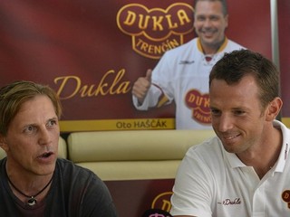 Tréner Roman Stantien (vľavo) a hráč Dukly Richard Lintner.