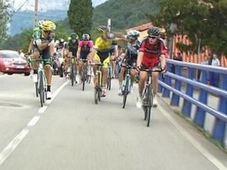 Cyklisti sa na Vuelte fackovali počas etapy, diskvalifikovali ich