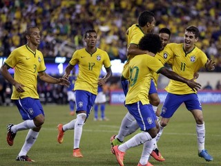 Brazílčania sa tešia z gólu Williana.