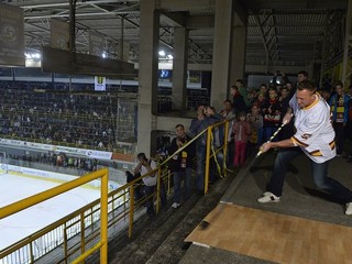 Marián Hossa strieľa najkurióznejší gól kariéry.