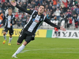 Štefan Pekár oslavuje svoj gól.