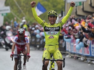 Matteo Rabottini sa teší v cieli z výhry v horskej 15. etape Giro d'Italia 20. mája 2012.