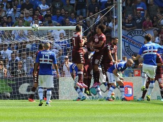 Manolo Gabbiadini zo Sampdorie (vpravo) dáva gól.