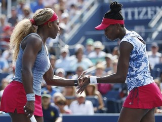 Serena (vľavo) a Venus Williamsové.