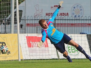 Pavol Penksa (Dunajská Streda) inkasuje gól na 2:0 zo značky pokutového kopu.