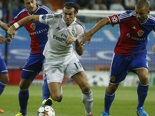 Futbalisti Bazileja Walter Samuel (vpravo), Luca Zuffi (vľavo) a hráč Realu Madrid Gareth Bale bojujú o loptu.