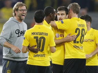 Tréner Dortmundu Jürgen Klopp (vľavo) sa so svojimi zverencami teší z výhry.