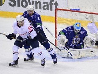 Na snímke sprava brankár Alexej Murygin, Denis Ježov (obaja Amur) a Patrick White (Slovan) v prípravnom stretnutí v Bratislave.