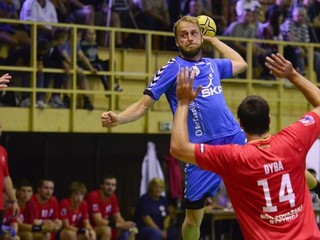 Peter Bohunický zo ŠKP Bratislava strieľa na bránku Považskej Bystrice.