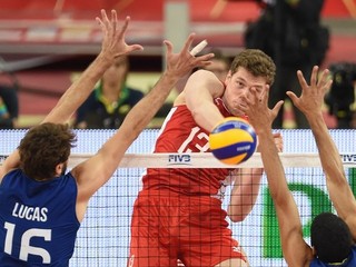 Rus Dmitrij Muserskij smečuje cez brazílsky dvojblok.