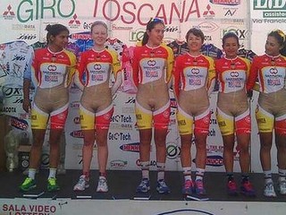 Cyklistky provokujú kontroveznými dresmi.