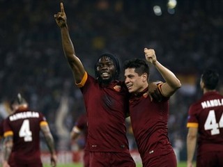 Gervinho (vľavo) oslavuje jeden zo svojich dvoch gólov.