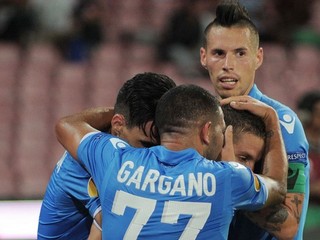 Marek Hamšík oslavuje so spoluhráčmi gól v sieti Sparty Praha.