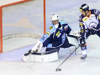 Košičan Peter Bartoš pred nitrianskym brankárom Vlastimilom Lakosilom.