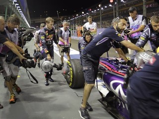 Nemecký jazdec Sebastian Vettel z tímu Red Bull chladí brzdy svojho monopostu počas prvého voľného tréningu na Veľkú cenu Singapuru.