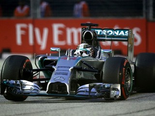 Lewis Hamilton vyhral kvalifikáciu v Singapúre.