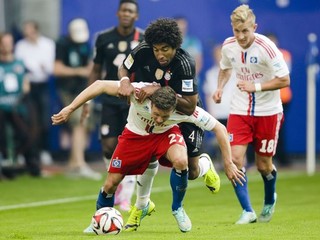 V čiernom drese Bayernu Brazílčan Dante.