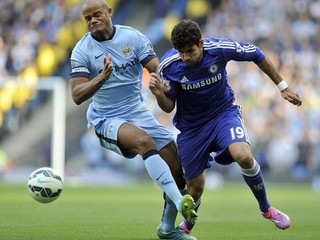 Kapitán ManCity Vincent Kompany (vľavo) v súboji s útočníkom Chelsea Diegom Costom.