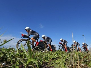 Víťazný tím počas časovky.