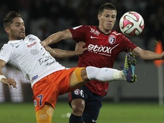 Anthony Mounier z Montpellieru (vľavo) v súboji s hráčom Lille Jonathanom Delaplacom.