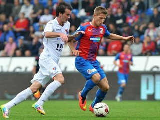 Marek Šichor (vľavo) z Ostravy napadá slovenského futbalistu Patrika Hrošovského z Plzne.