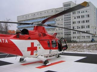 Brankára previezol vrtuľník.