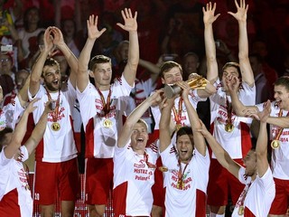 Poľskí volejbalisti sa tešia s trofejou po víťazstve nad Brazíliou vo finále.