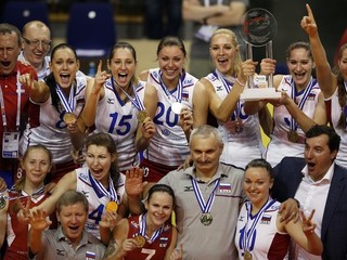 Ruské volejbalistky pózujú s trofejou po zisku titulu na ME vo volejbale žien v Berlíne 14. septembra 2013.