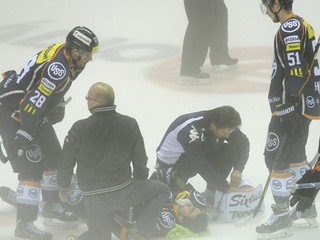 Zranený Ladislav Zikmund z Košíc leží na ľade v súboji extraligy proti Bystrici.
