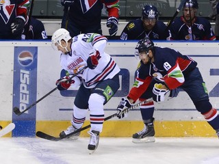 Vľavo Jan Kovář (Metallurg) a vpravo Michel Miklík (Slovan) v zápase Slovan - Magnitogorsk 9. októbra 2013 v Bratislave.