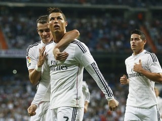 Cristiano Ronaldo (druhý zľava) z Realu sa raduje z gólu s Garethom Baleom v zápase 5. kola španielskej La ligy proti Elche.