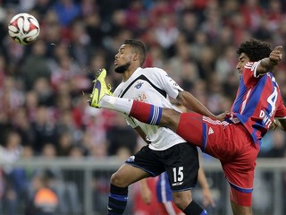 Hráč Paderbornu Elias Kachunga (vľavo) a hráč Bayernu Dante.