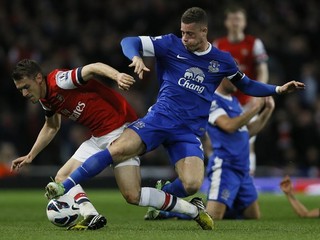 Futbalista Arsenalu Aaron Ramsey (vľavo) a hráč Evertonu Ross Barkley.