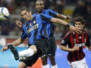 Marco Materazzi ešte v drese Interu Miláno kope do lopty.