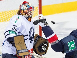 Brankár Záhrebu Barry Brust a hráč Slovana Tomáš Netík.