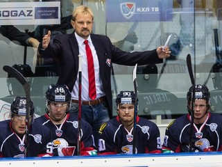 Tréner Petri Matikainen na striedačke Slovana.