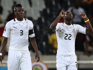Kapitán Ghany Asamoah Gyan (vľavo) a jeho spoluhráč Mubarak Wakaso sa tešia z gólu v semifinále Afrického pohára národov Burkina Faso - Ghana vo februári 2013.