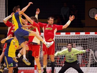 Richard Štochl (v bránke) v reprezentačnom drese v roku 2011.