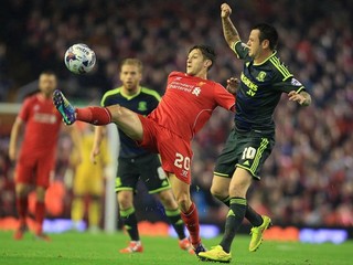 Hráč FC Liverpool Adam Lallana (uprostred v červenom) v zápase proti Middlesbrough.