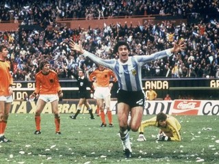 Mario Kempes sa teší z gólu na MS 1978.