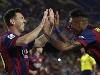 Lionel Messi (vľavo) a Neymar sa postarali o päť gólov Barcelony.