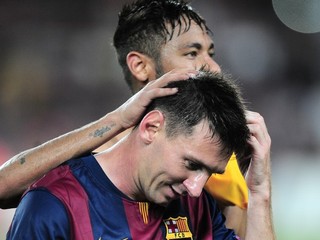 Lionel Messi a za ním Neymar. Táto dvojica strelila Granade päť gólov.