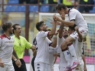 Hráči Cagliari oslavujú gól v sieti Interu Miláno.