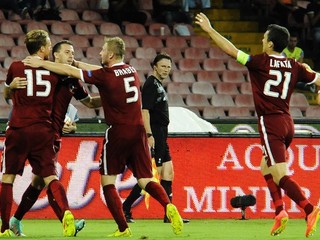 Sparťan Josef Hušbauer (druhý zľava) sa teší z gólu v zápase 1. kola s Neapolom.