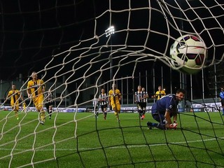 Futbalista Parmy Antonio Cassano (druhý zľava) prekonáva brankára Udinese Orestisa Karnezisa z pokutového kopu.