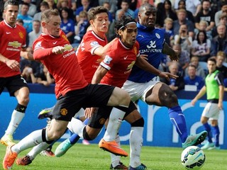 Futbalisti Manchesteru United  Wayne Rooney (vľavo), Ander Herrera (uprostred) a Radamel Falcao (druhý sprava) zastavujú strelecký pokus hráča Leicesteru Wesa Morgana (vpravo).