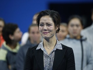 Čínska tenistka Na Li plače v rámci jej špeciálnej rozlúčky na turnaji  China Open v Pekingu 30. septembra.