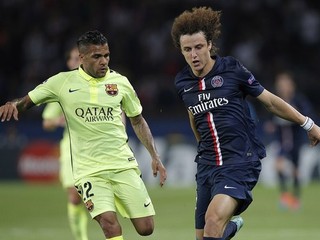 Dani Alves (vľavo) v súboji s Davidom Luizom.