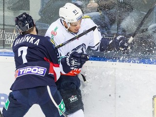 Obranca Slovana Ivan Baranka (vľavo) v súboji s Anthonym Stewartom z Medveščaku Záhreb.